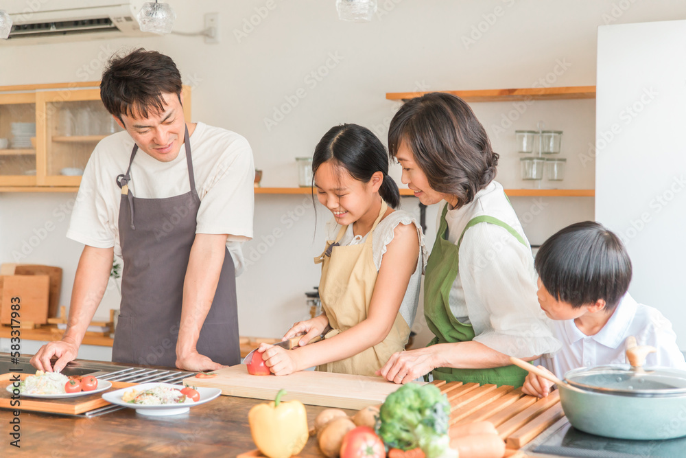 家のキッチンで子供と一緒に料理・クッキングのお手伝いする子供・夫婦・親子・家族(包丁)
家のキッチンで子供と一緒に料理・クッキングのお手伝いする子供・夫婦・親子・家族(包丁)