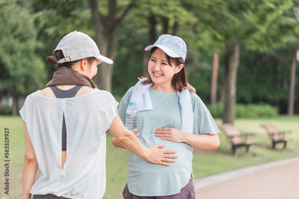 公園で運動・ウォーキング・ランニングする妊婦をママ友・主婦・友達
公園で運動・ウォーキング・ランニングする妊婦をママ友・主婦・友達