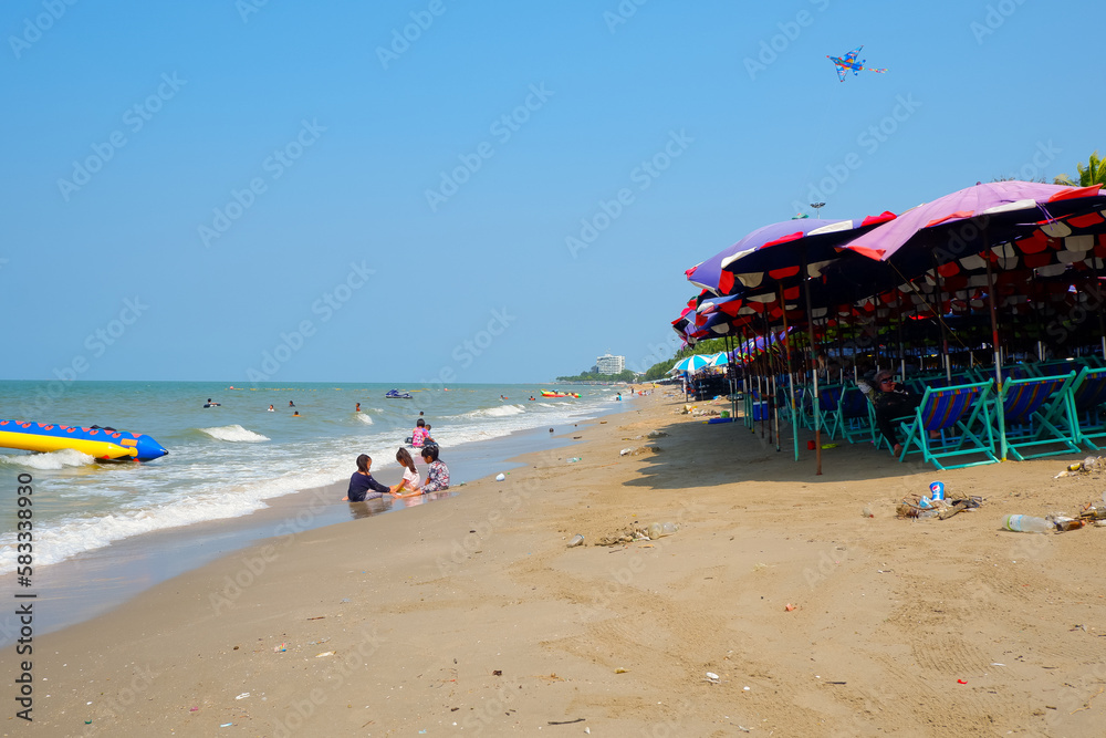 Part of Bangsaen Beach's garbage problem is caused by broken garbage nets.
monsoon storms that blow garbage onto the coast Part of Bangsaen Beach's garbage problem is caused by broken garbage nets.
monsoon storms that blow garbage onto the coast