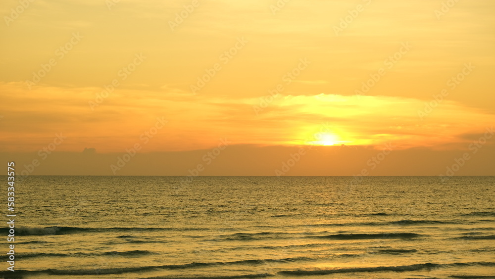Obraz premium Beautiful sunset on the beach
