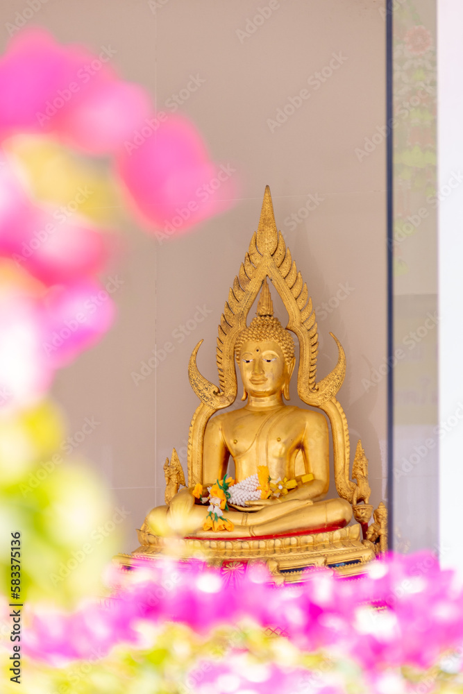 Fototapeta premium golden buddha statue