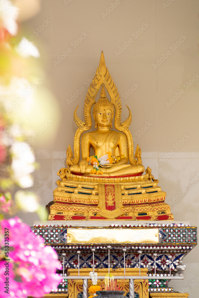 Fototapeta premium golden buddha statue