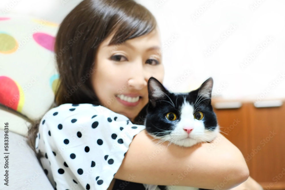 猫を抱く女性 猫を抱く女性