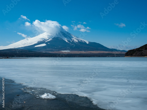 富士山と凍った山中湖