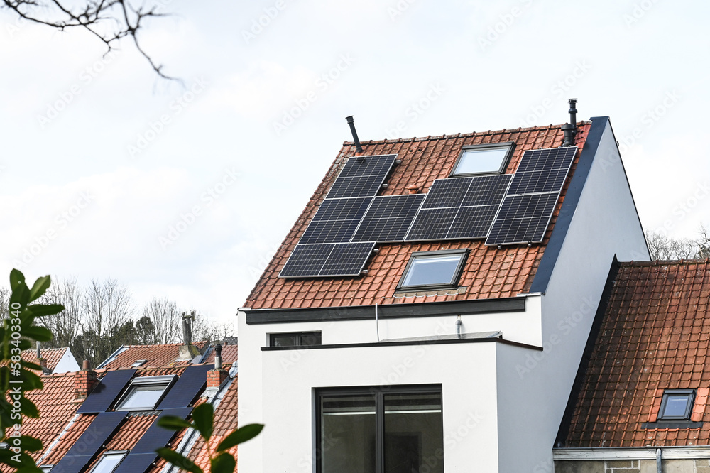 maison logement immobilier panneaux solaires photovoltaique environnement