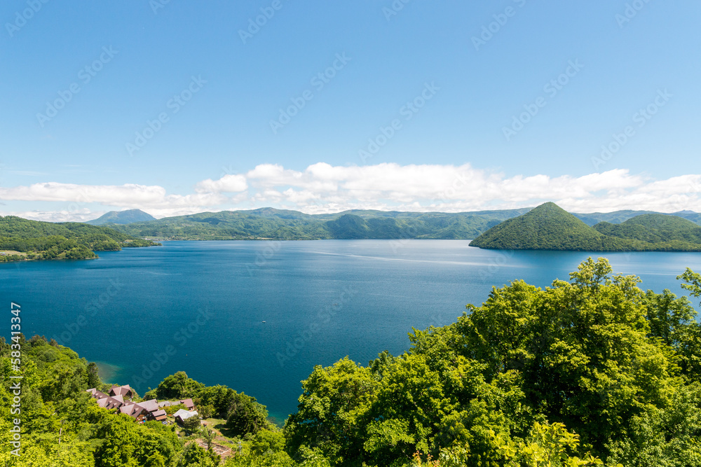 北海道洞爺湖町、月浦展望台から眺めた初夏の洞爺湖【6月】