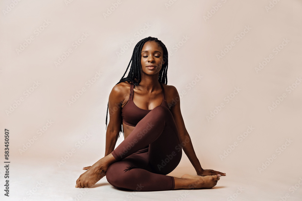 Ταπετσαρία woman in lotus pose yoga studio