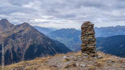 Riesen-Steinmännchen als Gipfelkreuz am Fellimännle-Gipfel im Europaschutzgebiet Verwall im Montafon - Ausblick auf ein beeindruckendes Bergpanorama
