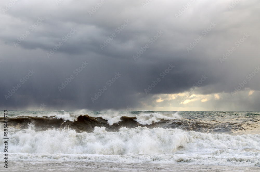 Marine aggressive wave, pre-rain weather, wind, clouds, gray tone