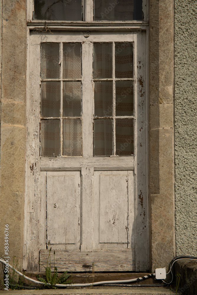 Obraz premium Old weathered wooden entry door of a rustic house