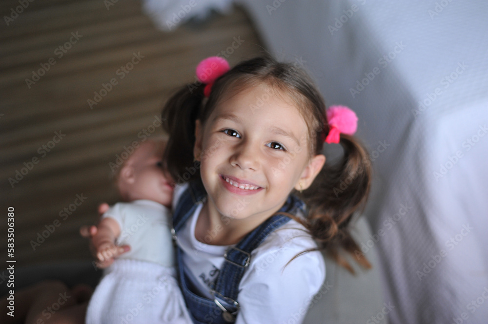 menina feliz com boneca menina feliz com boneca