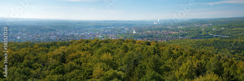 Saarbrücken, Blick vom Schwarzenbergturm über Wald und Stadt nach Westen