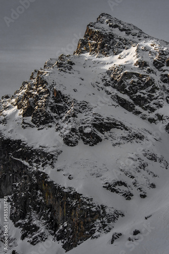 Fototapeta Naklejka Na Ścianę i Meble -  Wspaniałe widoki górskiego pejzażu na tle Polskich Tatr
Wschód słońca w górach obok górskich chatek