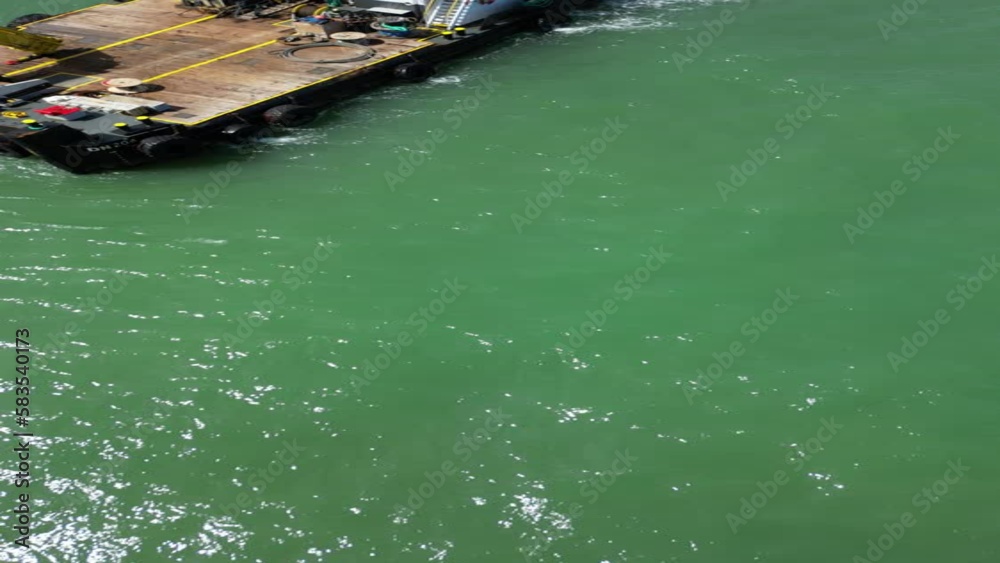 Imagem aérea vertical de obras de engorda da faixa de areia da Praia de Meaípe no litoral do Espírito Santo. Obra de de dragagem e infraestrutura turística na cidade de Guarapari.