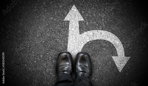 Foto Black business shoes and two forward and backward arrows on asphalt