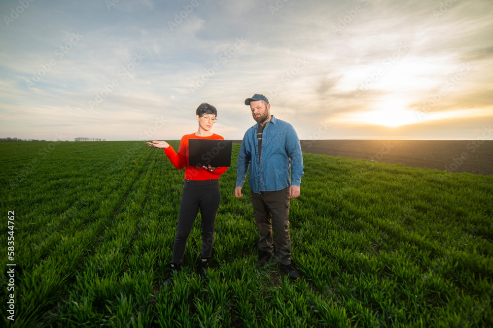 A woman agronomist and a young farmer