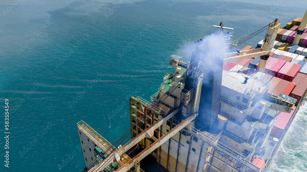 Stockfoto med beskrivningen Smoke exhaust gas emissions from cargo lagre ship container ship