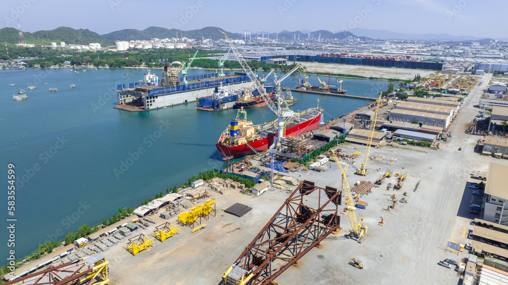 Foto de Oil tanker ship at dry dock concept maintenance service
