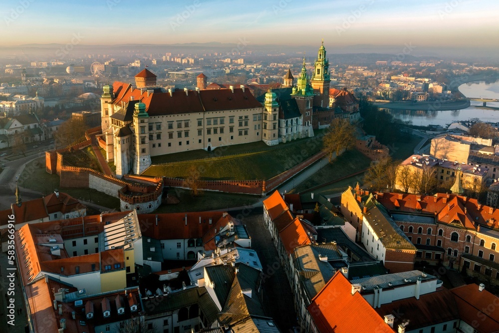 Widok Zamku Królewskiego na Wawelu o wschodzie słońca z drona - obrazy, fototapety, plakaty 