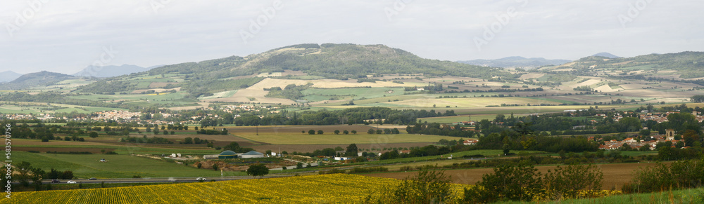 Panorama sur le massif de Sancy et les monts du Cantal près de Montpeyroux, dans le département du Puy-de-Dôme en France