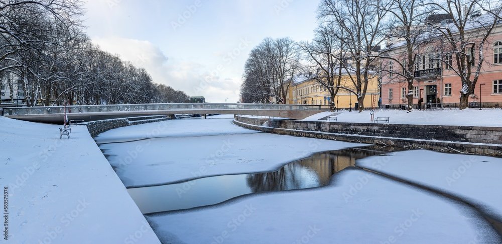 Obraz premium Chilling view of a frozen river in the town of Turku in Finland during winter
