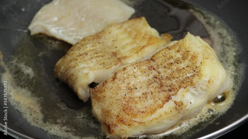 filet de julienne cuit au beurre dans une poêle filet de julienne cuit au beurre dans une poêle