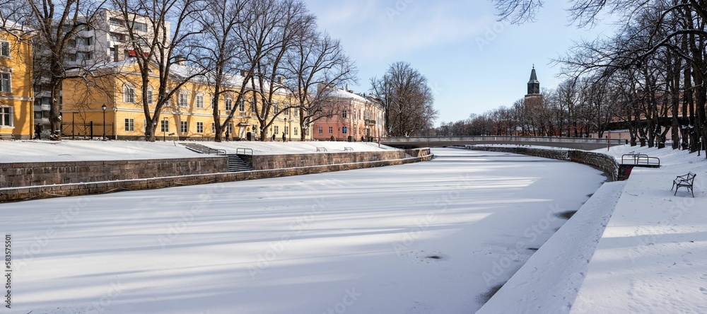 Obraz premium Chilling view of a frozen river in the town of Turku in Finland during winter