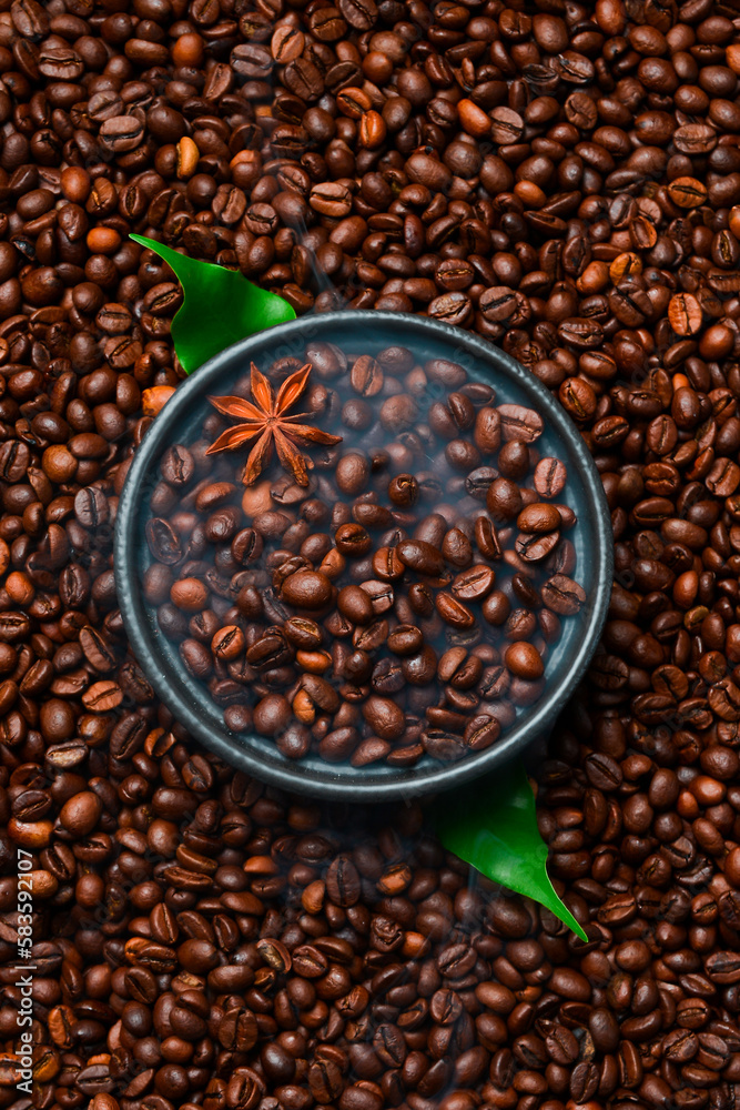 Obraz premium Roasted Arabica or Robusta coffee beans in a black bowl. Macro photo. Coffee background.