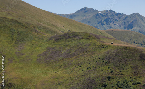 paysage de la chaîne des Puys en Auvergne dans le massif central en été