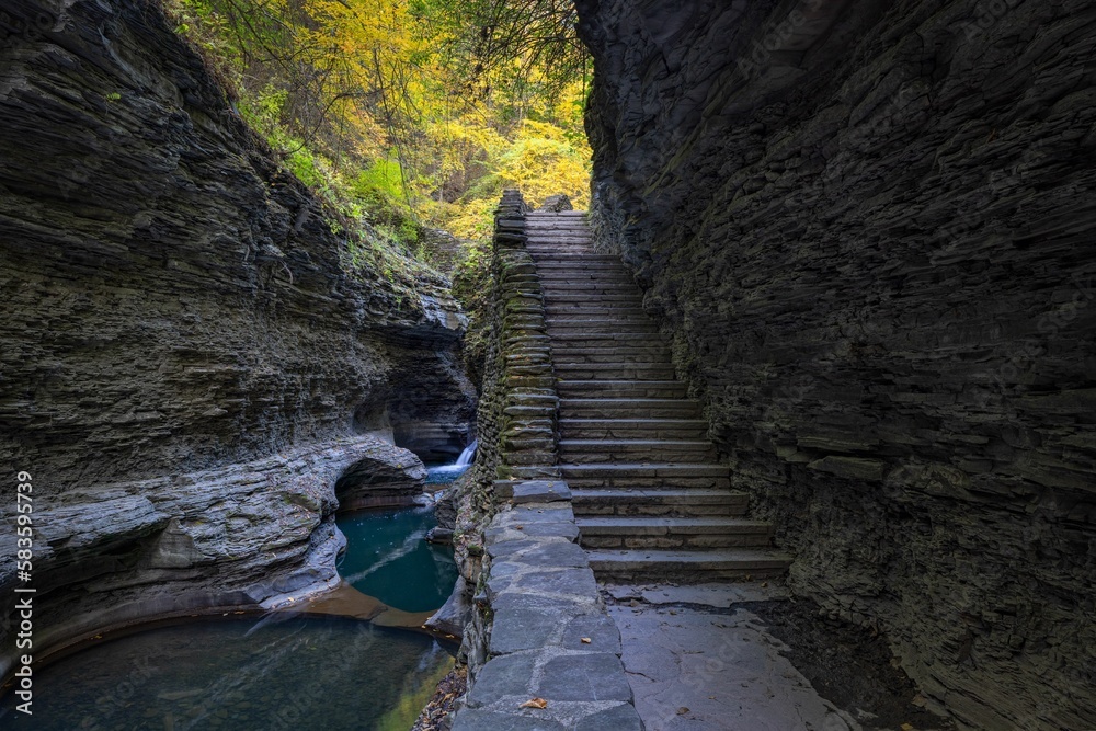 Naklejka premium Beautiful shot of the historic Watkin's Glen steps near the waterfall in the fall
