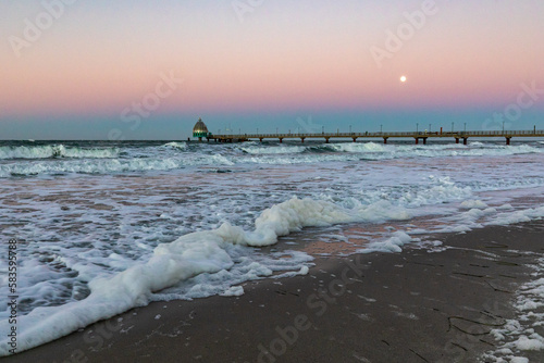 Zingster Strand im Januar mit Mond.