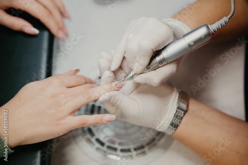 Φωτογραφία Closeup shot of the nail master removing a shellac from the client's nails