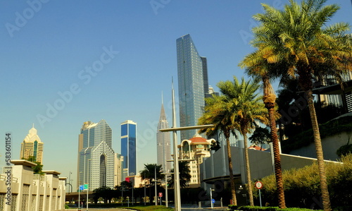 gehobene Wohngegend im Zentrum von Dubai mit herrlicher Architektur und Palmen bei blauem Himmel © globetrotter1