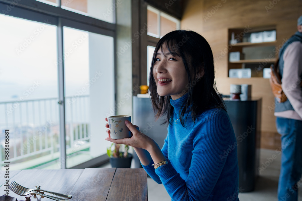 Fototapeta premium グラスでコーヒーを飲む女性10