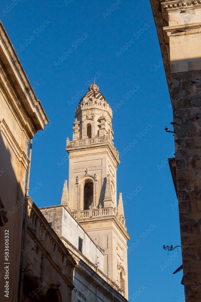 Campanario de la catedral de Lecce, Italia, en la plaza del mismo nombre. Construido entre 1659 y 1670 por Giuseppe Zimbalo, con cinco pisos y una altura total de 70 m.