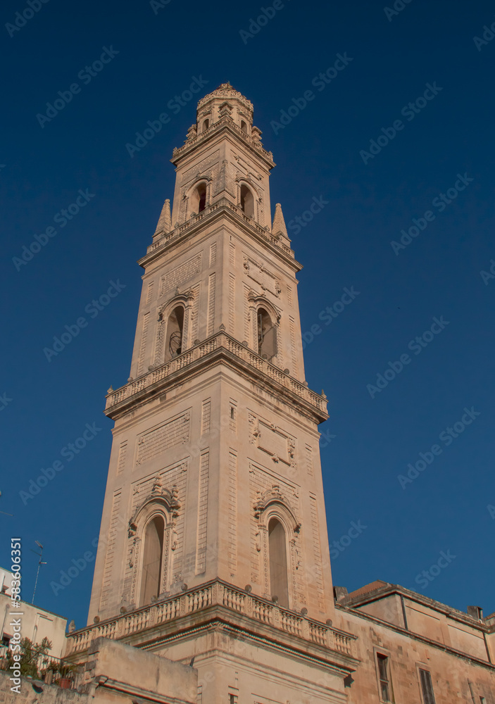 Campanario de la catedral de Lecce, Italia, en la plaza del mismo nombre. Construido entre 1659 y 1670 por Giuseppe Zimbalo, con cinco pisos y una altura total de 70 m.