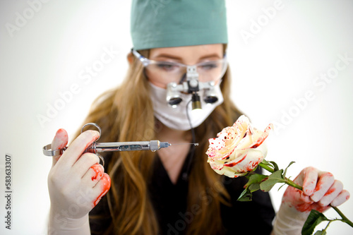 Foto An allegorical woman receives a cosmetic injectionA beautiful woman receives an injection of Botox in her face