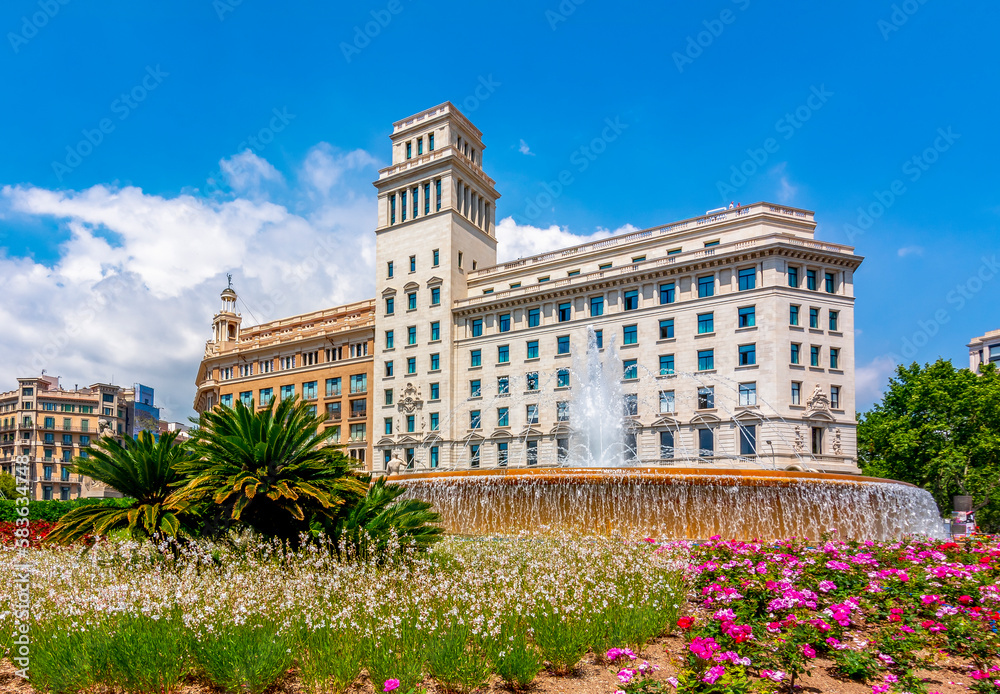 Fototapeta premium Catalonia Square (Placa de Catalunya) in center of Barcelona, Spain