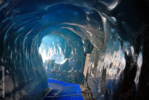 Fototapeta Naklejka Na Ścianę i Meble -  Ice cave in the glacier Mer de Glace (