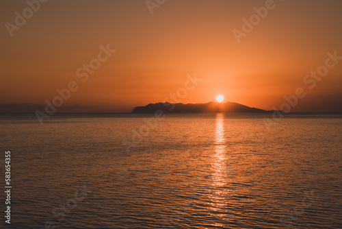 Coucher de soleil orange sur une ile