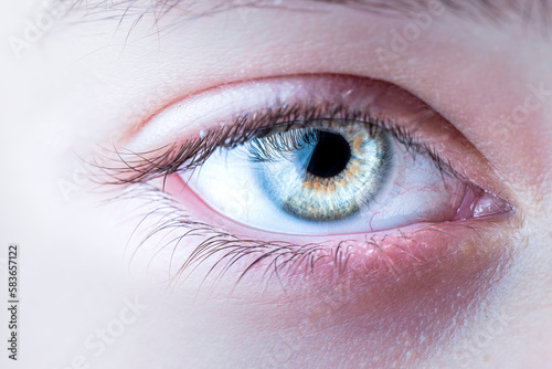 Closeup em olho azul feminino 