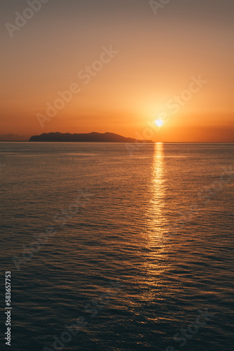 Coucher de soleil orange sur une ile © Magelan