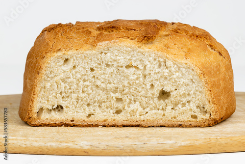 Delicioso pan casero recién horneado, sobre madera y de cerca. Serie