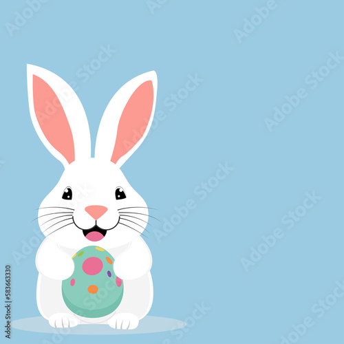 Ilustración de lindo conejo de pascua sosteniendo un huevo decorado sobre fondo azul, con espacio para colocar texto. © Gaby.Art