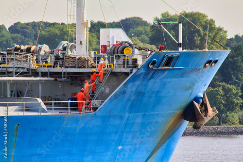 Matrosen auf einem Frachtschiff, kurz vor dem Anlegen photo