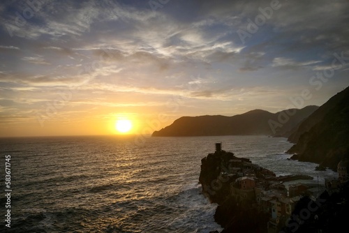 Sonnenuntergang beim Dorf Vernazza  Cinque Terre  Italien.