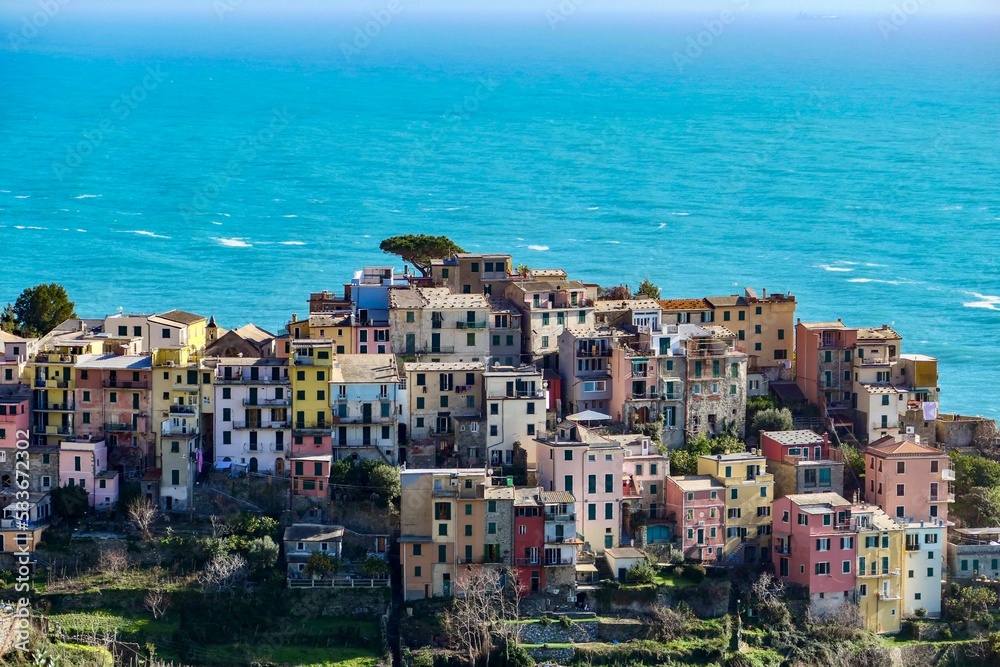 Die bunten Häuser des Dorfes Corniglia, Cinque Terre, Italien.