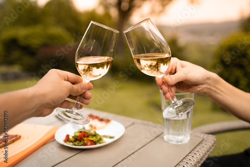 Canvas Print Couple enjoying a glass of wine and sunset nature view