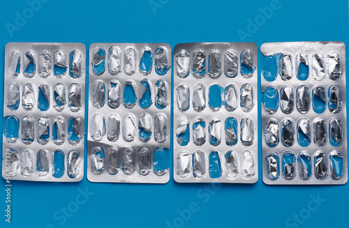 Canvas-taulu Empty blister pack of capsules on a blue background, close up
