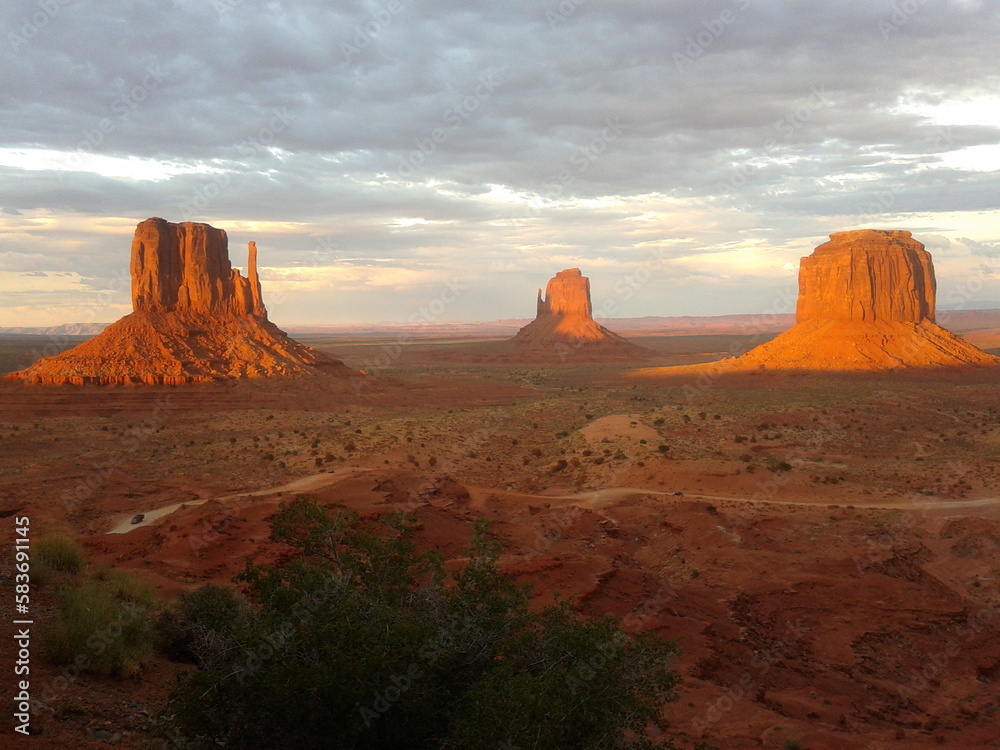 Naklejka premium Attraversando l'America in Harley Davidson: Il Nostro Indimenticabile Viaggio di Nozze tra Paesaggi Mozzafiato e Libertà senza Confini